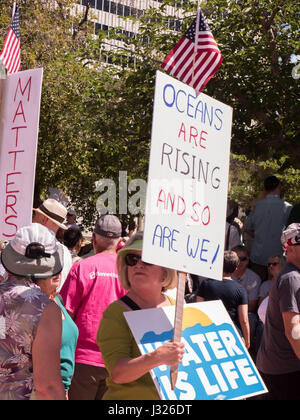 Teilnehmer mit Protest Zeichen bei Rallye/März für die Wissenschaft am Earth Day 2017 in Arizona, USA. Stockfoto