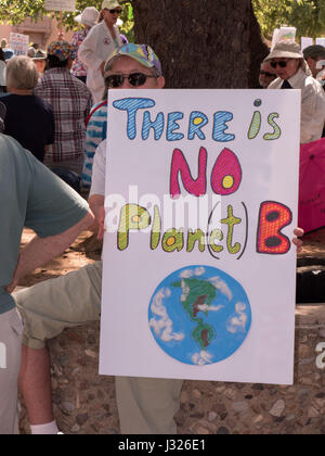 Teilnehmer mit Protest Zeichen bei Rallye/März für die Wissenschaft am Earth Day 2017 in Arizona, USA. Stockfoto