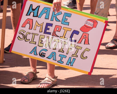 Teilnehmer mit Protest Zeichen bei Rallye/März für die Wissenschaft am Earth Day 2017 in Arizona, USA. Stockfoto