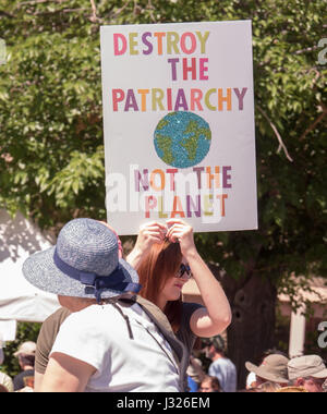 US-Bürger mit Protest Zeichen bei Rallye/März für die Wissenschaft am Earth Day 2017 in Arizona, USA. Stockfoto