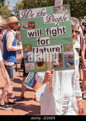 US-Bürger mit Protest Zeichen bei Rallye/März für die Wissenschaft am Earth Day 2017 in Arizona, USA. Stockfoto