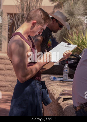 Junger Mann, ein Millenial Ausfüllen einer Umfrage machen Amerika große wieder bei Rallye/März für die Wissenschaft am Earth Day 2017 in Arizona, USA. Stockfoto