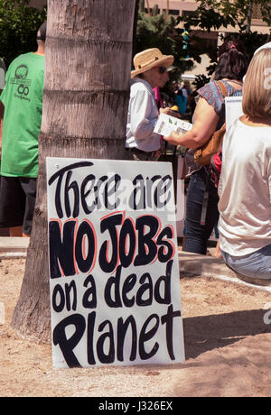 Teilnehmer mit Protest Zeichen bei Rallye/März für die Wissenschaft am Earth Day 2017 in Arizona, USA. Stockfoto