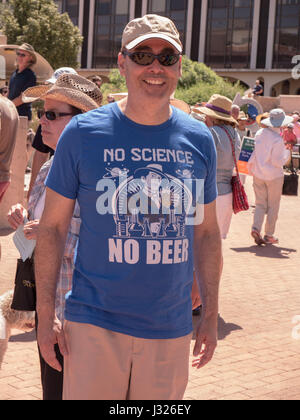 US-Bürger mit Protest Zeichen bei Rallye/März für die Wissenschaft am Earth Day 2017 in Arizona, USA. Stockfoto