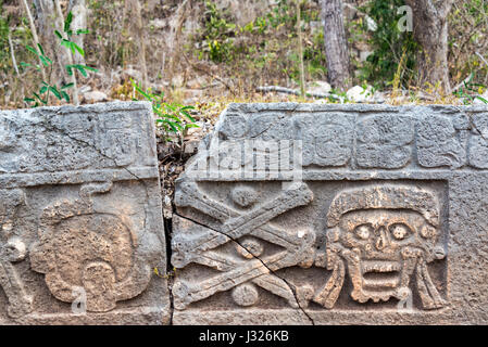 Gesichter auf Maya-Ruinen in Uxmal, Mexiko im Bereich bekannt als die Friedhof-Gruppe Stockfoto