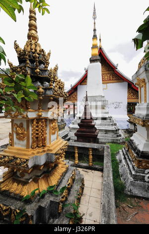 SIM-Gemeinde Halle des Wat Xang Khong. Hinteren Teil-Bestattung Stupas. Ban Xang Khong Dorf der Menschen spezialisiert auf Seidenweberei und Saa-Traditio Lu Stockfoto