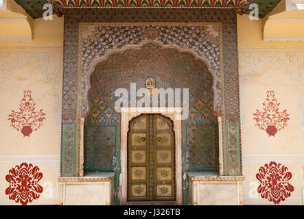 Die Rose (oder Winter) Tor in der City Palace Jaipur in Rajasthan, Indien. Stockfoto