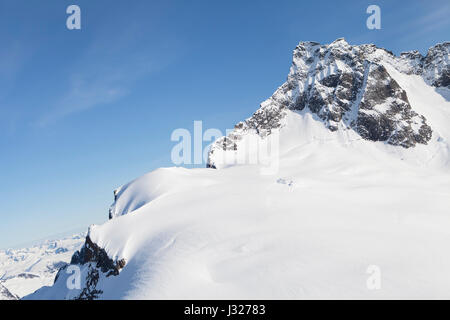 Luftaufnahme von Schnee bedeckt Alaskan Berggipfel an einem sonnigen Tag im zeitigen Frühjahr. Stockfoto