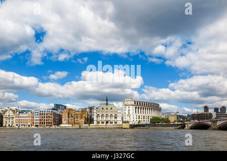 Ikonischen Gebäude Karmeliter House, 60 Victoria Embankment und Unilever House, Stadt von London EG4, Blackfriars Millennium Pier und Blackfriars Bridge Stockfoto