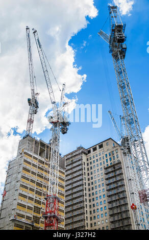 Turmdrehkrane an der Southbank Ort Bau Website, The Shell Centre, 4 York Road, Lambeth, London SE1 Stockfoto