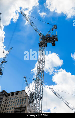 Turmdrehkrane an der Southbank Ort Bau Website, The Shell Centre, 4 York Road, Lambeth, London SE1 Stockfoto