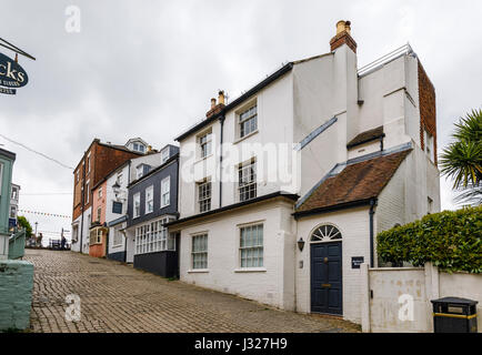 Gepflasterten Kai Hill mit malerischen urigen lokalen historischen Gebäuden führt zu Quay Street und Hafen an der Südküste von England Lymington, Hampshire, Stockfoto