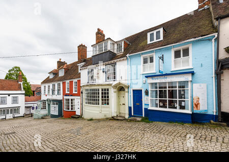 Gepflasterten Kai Hill mit malerischen bunten historischen Gebäuden führt zu Quay Street und Hafen an der Südküste von Lymington, Hampshire, England Stockfoto