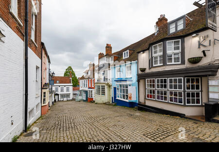 Gepflasterten Kai Hill mit malerischen malerischen bunten lokalen historischen Gebäuden führt zu Quay Street in Lymington, Hampshire, Südküste Stockfoto