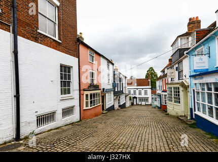 Gepflasterten Kai Hill mit malerischen malerischen bunten lokalen historischen Gebäuden führt zu Quay Street in Lymington, Hampshire, Südküste Stockfoto