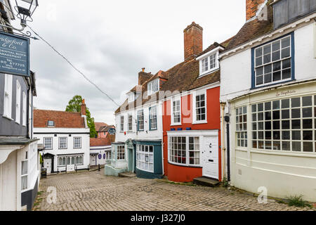 Gepflasterten Kai Hill mit malerischen urigen lokalen historischen Gebäuden führt zu Quay Street und Hafen an der Südküste von England Lymington, Hampshire, Stockfoto