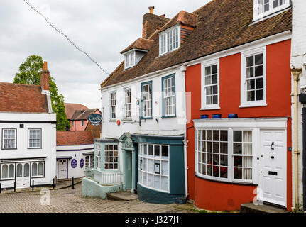 Gepflasterten Kai Hill mit malerischen malerischen lokalen Geschäften und Häusern zu Quay Street und der Hafen von Lymington, Hampshire, Süd Küste von Englan Stockfoto