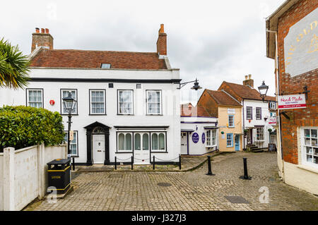 Solent Haus auf gepflasterten Quay Street, einer Gasse der malerischen lokalen Geschäften führt zu den Hafen von Lymington, Hampshire an der Südküste von England Stockfoto