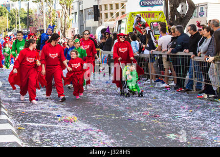 LIMASSOL, Zypern - 26 Februar: Grand Carnival Parade - ein nicht identifizierten Personen aller Altersgruppen, Geschlecht und Nationalität in den bunten Kostümen während der Straßenkarneval, 26. Februar 2017 in Limassol Stockfoto