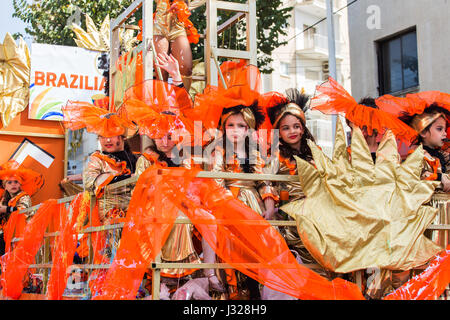 LIMASSOL, Zypern - 26 Februar: Grand Carnival Parade - ein nicht identifizierten Personen aller Altersgruppen, Geschlecht und Nationalität in den bunten Kostümen während der Straßenkarneval, 26. Februar 2017 in Limassol Stockfoto