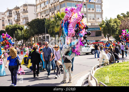 LIMASSOL, Zypern - 26 Februar: Grand Carnival Parade - ein nicht identifizierten Personen aller Altersgruppen, Geschlecht und Nationalität in den bunten Kostümen während der Straßenkarneval, 26. Februar 2017 in Limassol Stockfoto