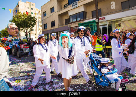 LIMASSOL, Zypern - 26 Februar: Grand Carnival Parade - ein nicht identifizierten Personen aller Altersgruppen, Geschlecht und Nationalität in den bunten Kostümen während der Straßenkarneval, 26. Februar 2017 in Limassol Stockfoto