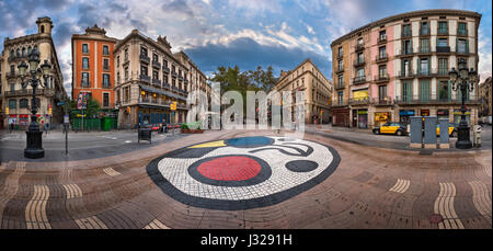 BARCELONA, Spanien - 17. November 2014: Joan Miros Pla de exotischster Mosaik in La Rambla in Barcelona, Spanien. Tausende von Menschen laufen täglich auf dem Mosaik, d Stockfoto