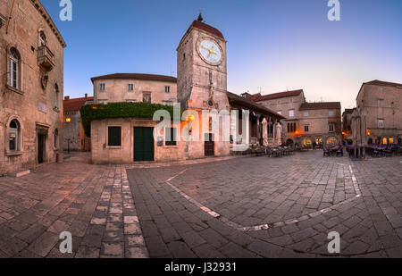 TROGIR, Kroatien - 28. September 2015: St. Sebastian Kirche und Trg Ivana Pavla II in Trogir, Kroatien. Trogir wurde von G im 3. Jahrhundert v. Chr. gegründet. Stockfoto