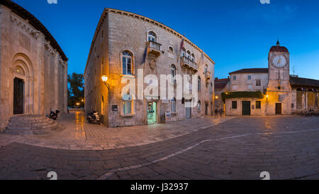 TROGIR, Kroatien - 28. September 2015: St. Sebastian Kirche und Trg Ivana Pavla II in Trogir, Kroatien. Trogir wurde von G im 3. Jahrhundert v. Chr. gegründet. Stockfoto