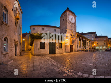 TROGIR, Kroatien - 28. September 2015: St. Sebastian Kirche und Trg Ivana Pavla II in Trogir, Kroatien. Trogir wurde von G im 3. Jahrhundert v. Chr. gegründet. Stockfoto