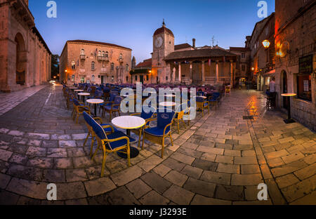 TROGIR, Kroatien - 28. September 2015: St. Sebastian Kirche und Trg Ivana Pavla II in Trogir, Kroatien. Trogir wurde von G im 3. Jahrhundert v. Chr. gegründet. Stockfoto