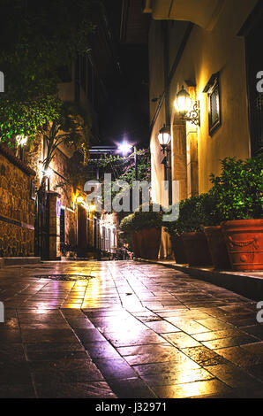 Alte Stadt Straße, steinerne Treppe, Lichter in der Nacht. Kaleici, Antalya, Türkei Stockfoto