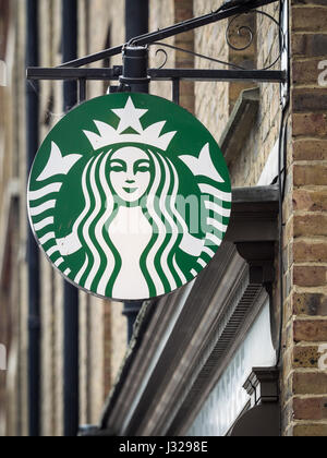 Melden Sie einen hängenden Starbucks Kaffee im Londoner East End Stockfoto
