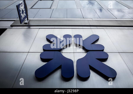 RBS London - Logos und Zeichen außerhalb einer Royal Bank of Scotland (RBS) Filiale in der City von London Financial District, UK. Stockfoto
