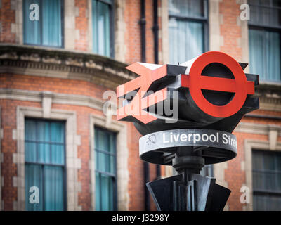 London Liverpool Street Station - ein Zeichen außerhalb der kombinierten Hauptbahnhof und U-Bahnhof Liverpool Street in London, Großbritannien Stockfoto