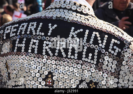 Detail von Pearly King's Jacke (Rückseite). Fest des Hl. Georg, Trafalgar Square, London. UK 22.04.17 Stockfoto