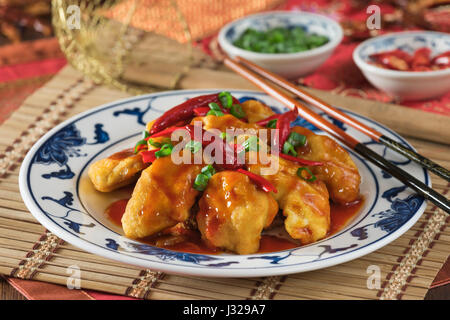 Feuerwerkskörper Huhn. Würzig gebratenes Huhn in einer hot Chili-Sauce. Chinesisches Essen. Stockfoto