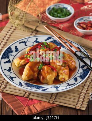 Feuerwerkskörper Huhn. Würzig gebratenes Huhn in einer hot Chili-Sauce. Chinesisches Essen. Stockfoto