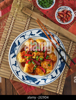 Feuerwerkskörper Huhn. Würzig gebratenes Huhn in einer hot Chili-Sauce. Chinesisches Essen. Stockfoto