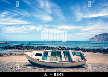 Alte bunte Fischerboot, Atlantischen Ozean im Hintergrund, Lanzarote, Kanarische Inseln, Spanien Stockfoto