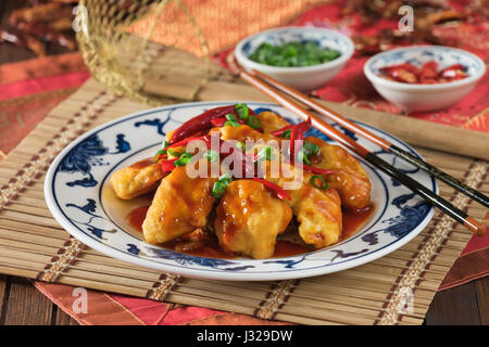 Feuerwerkskörper Huhn. Würzig gebratenes Huhn in einer hot Chili-Sauce. Chinesisches Essen. Stockfoto