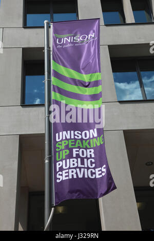 Eine Flagge vor dem Hauptsitz der Gewerkschaft Unison, auf die die Euston Road, London Stockfoto