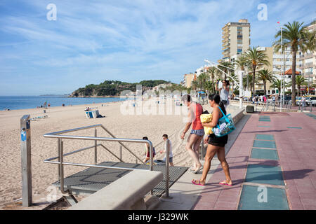 Lloret de Mar, Promenade mit Treppe zum Strand im Ferienort an der Costa Brava in Katalonien, Spanien Stockfoto