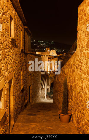 Tossa de Mar in der Nacht, Steinhäusern und schmalen Treppen in mittelalterlichen Altstadt (Vila Vella), Costa Brava, Katalonien, Spanien, Europa Stockfoto