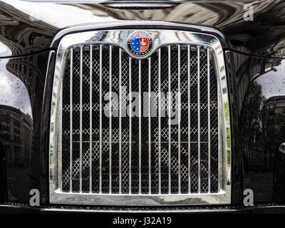 London Taxi Black Cab mit einem Union Jack-Grafik auf dem Kühlergrill. Das Taxi ist ein London Taxi Unternehmen TX4 Limited Edition. Stockfoto