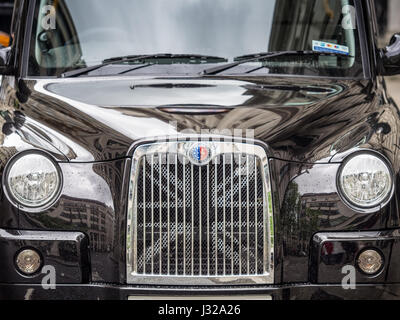 London Taxi Black Cab mit einem Union Jack-Grafik auf dem Kühlergrill. Das Taxi ist ein London Taxi Unternehmen TX4 Limited Edition. Stockfoto