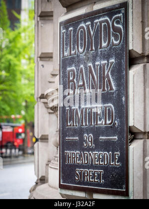 Ein Vintage Zeichen außerhalb einer Lloyds Bank-Filiale im Bankenviertel, der City of London, UK. Stockfoto