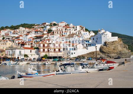 Boote vor Anker im Hafen von Chora auf der griechischen Insel Skopelos am 24. Juni 2013. Die Insel war einer der wichtigsten Standorte für den Film Mamma Mia Stockfoto