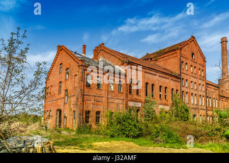 Verlassenen urbanen Backsteinbau mit zerbrochenen Fensterscheiben Stockfoto