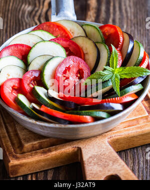 Ratatouille, geschmortes Gemüsegericht mit Tomaten, Zucchini, Auberginen vor dem Kochen Stockfoto
